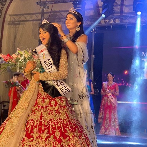 Diana Hayden giving the crown to Arshi Lalani