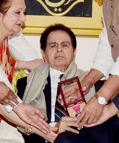 Dilip Kumar receiving the Padma Vibhushan Award
