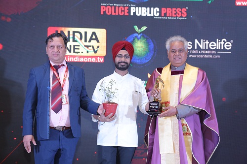Harneet Jolly receiving Mega Achievers Award