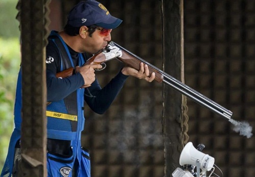 Mairaj Ahmad Khan while practising shooting