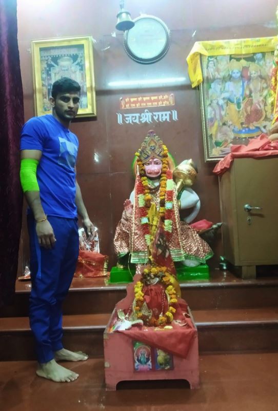 Manish Kaushik with the idol of Lord Hanuman