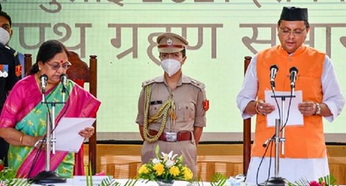 Pushkar Singh Dhammi taking oath with the governor Baby Rani Maurya