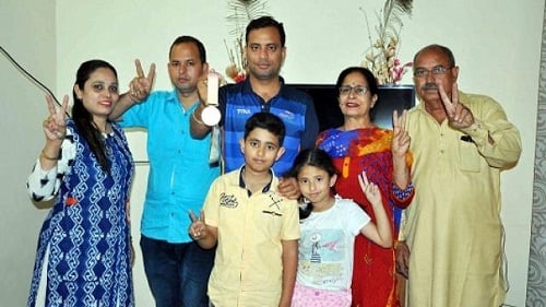 Sanjeev Rajput with his parents (on the extreme right), his brother, his sister-in-law, and his brother’s children