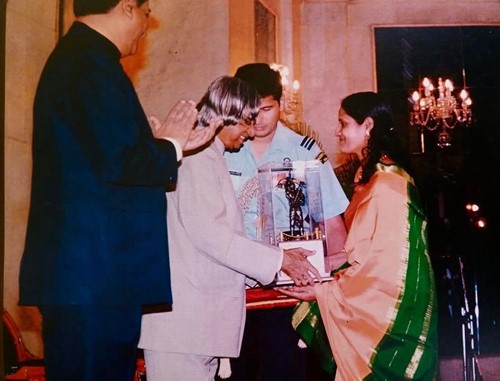 Sharath Kamal's mother receiving the Arjuna award from Dr. A. P. J. Abdul Kalam