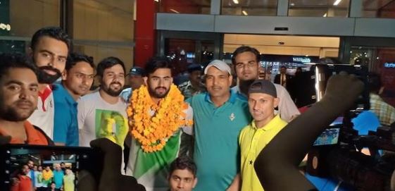 Shivpal Singh welcomed at IGI airport after winning the silver medal in Asian Championship 2019