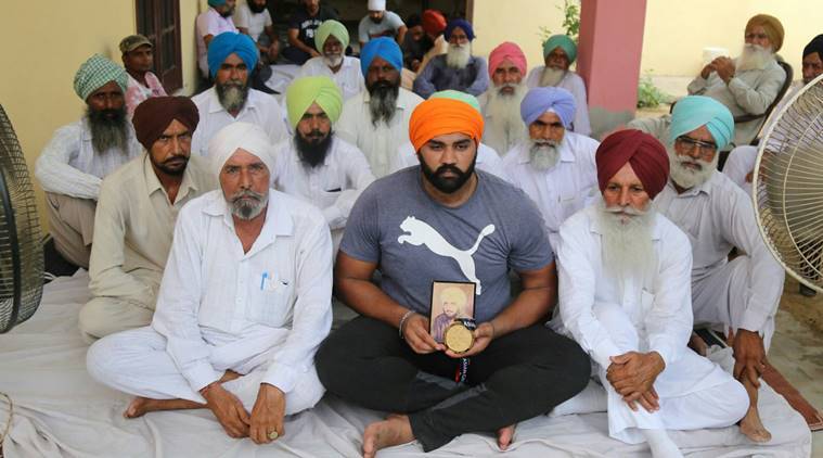 Tajinder Singh Toor during the last rites of his father