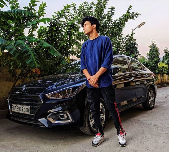 Aksh Baghla with his car