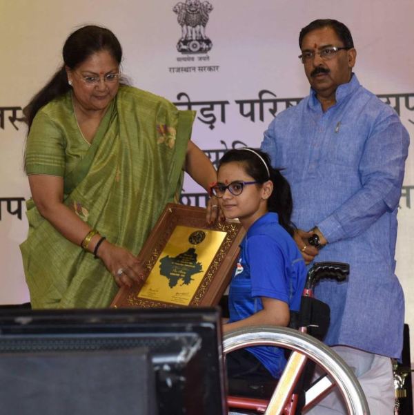 Avani while receiving award from Rajasthan CM Vasundhara Raje in 2017