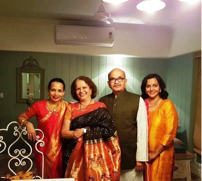Rujuta Diwekar with her parents and sister