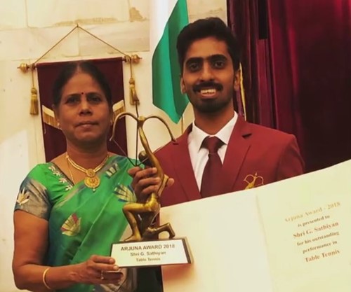 Sathiyan Gnanasekaran with his mother after receiving the Arjuna award in 2018