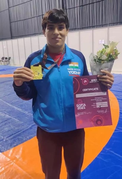 Seema Bisla with the gold medal and qualifying certificate for the 2020 Tokyo Olympics