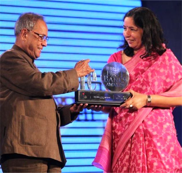 Shikha Sharma receiving an award from Pranab Mukherjee