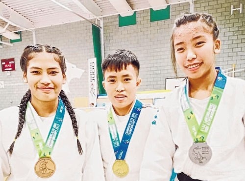 Shushila Likmabam with other participants at the 2010 Commonwealth Judo Championship