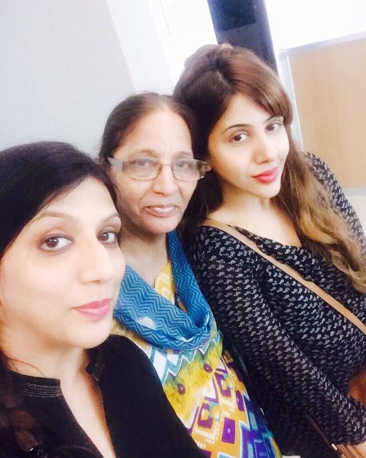 Aarti Sehwag with her sister and mother 
