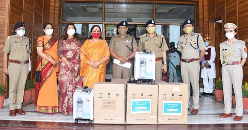Baby Rani Maurya donating COVID-19 essentials to police officers