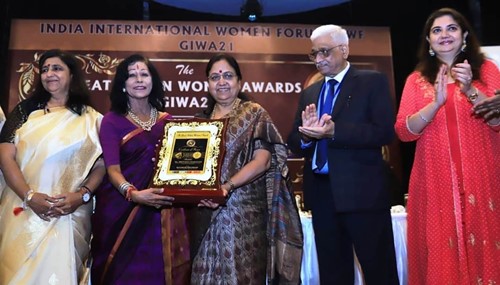 Baby Rani Maurya receiving the 'Great Indian Woman Award 2021'