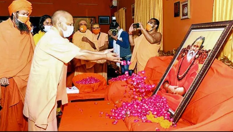 CM Yogi Adityanath paying his condolences to Mahant Narendra Giri