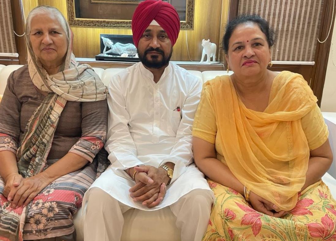 Charanjit Singh Channi with his sisters (Surinder Kaur on left)