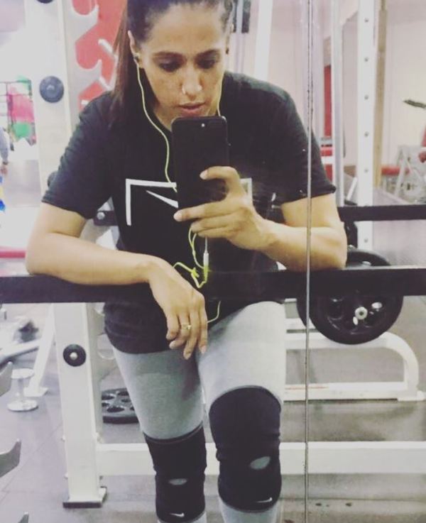 Ishita Yashvi while clicking herself in a mirror at a gym after working out