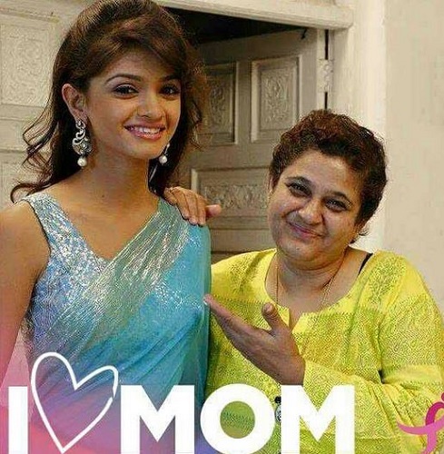 Ishwari Deshpande with her mother
