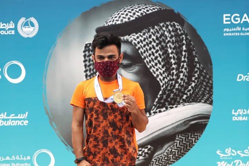 Krishna Nagar posing with the gold medal after winning Dubai Para-Badminton International 2020