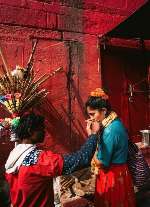 Larissa in Varanasi while exploring the Indian tradition