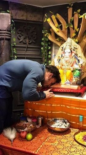 Manoj Patil with an idol of Lord Ganesha