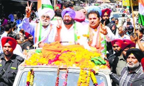 OP Soni (right) with Captain Amarinder Singh (center) during an election rally