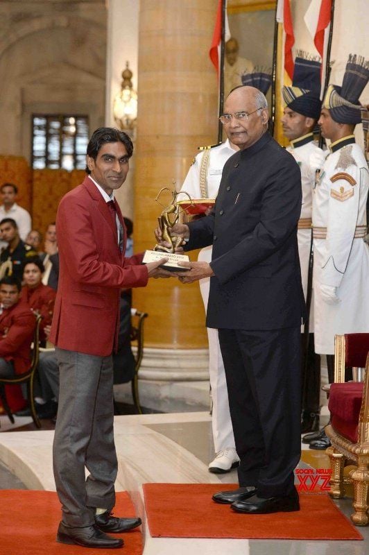 Pramod Bhagat receiving the Arjuna Award from the President Ram Nath Kovind