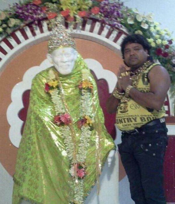 Santosh Chaudhary (Dadus) worshipping ​Sai Bab