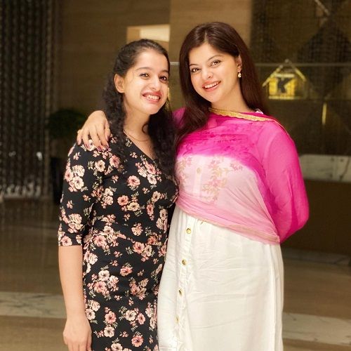 Sneha Wagh and her sister
