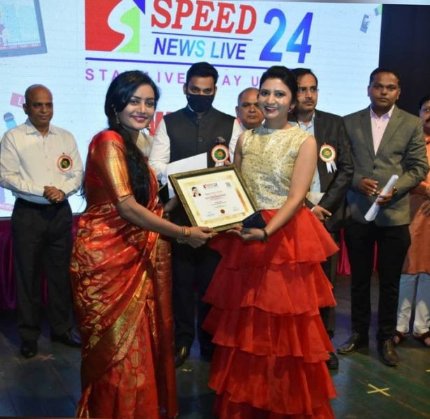 Sonali Patil being honoured by Speed News Live 24