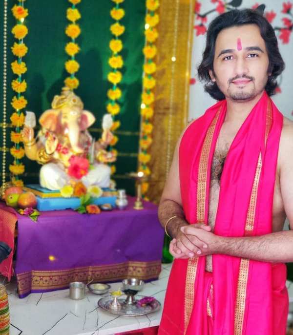 Vikas Patil praying to Lord Ganesha