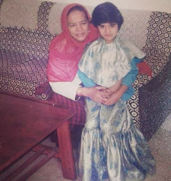Yasra Rizvi's childhood picture with her aunt