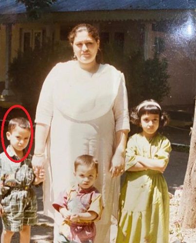 A childhood picture of Umar Riaz with his siblings and mother