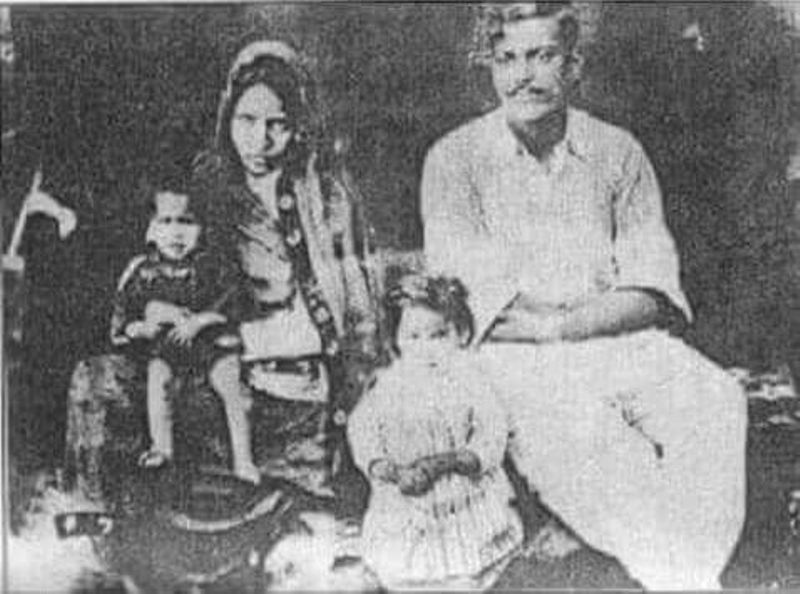 Chandra Shekhar Azad with the wife and children of his friend