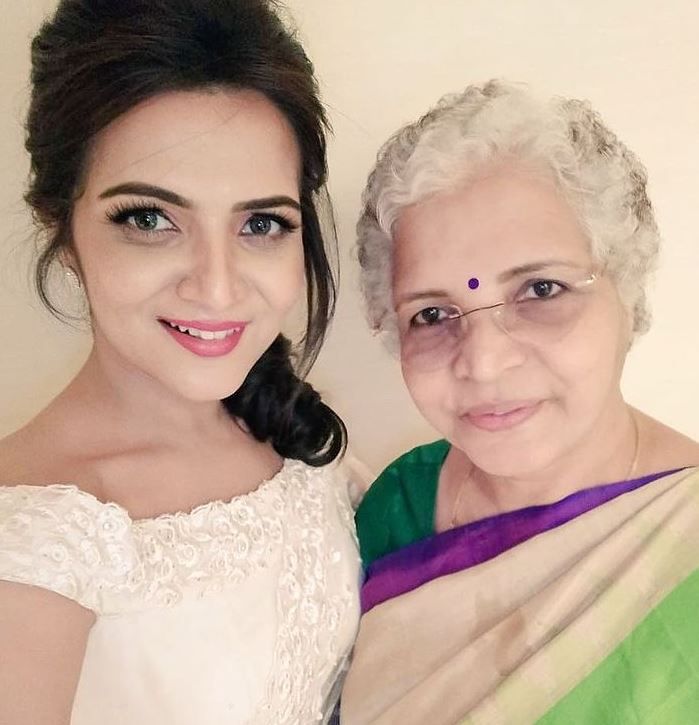 Dhivyadharshini and her mother 