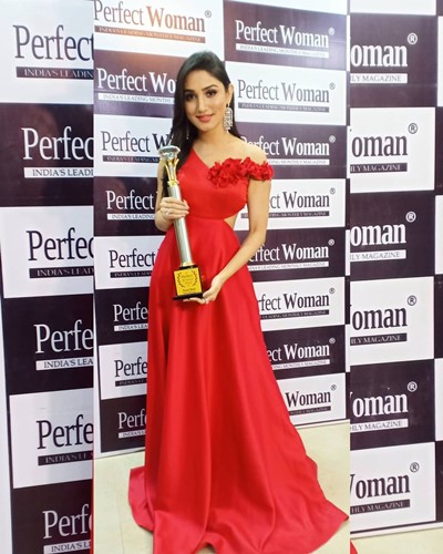 Donal Bisht with the Perfect Style Icon 2020 award