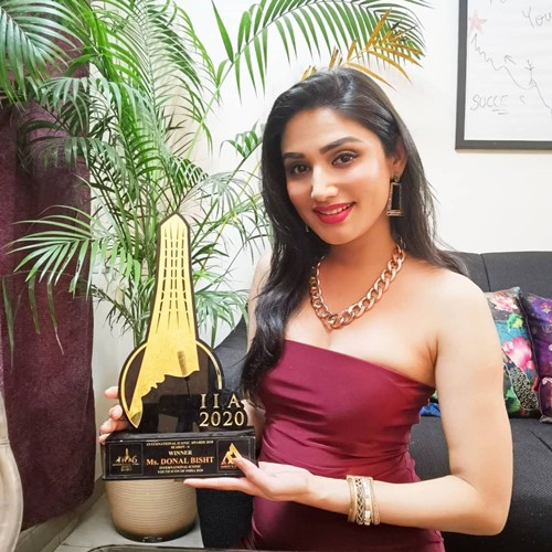 Donal Bisht with the 'Youth Icon of the Year 2020' award