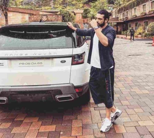 Karan Kundrra with his Range Rover car