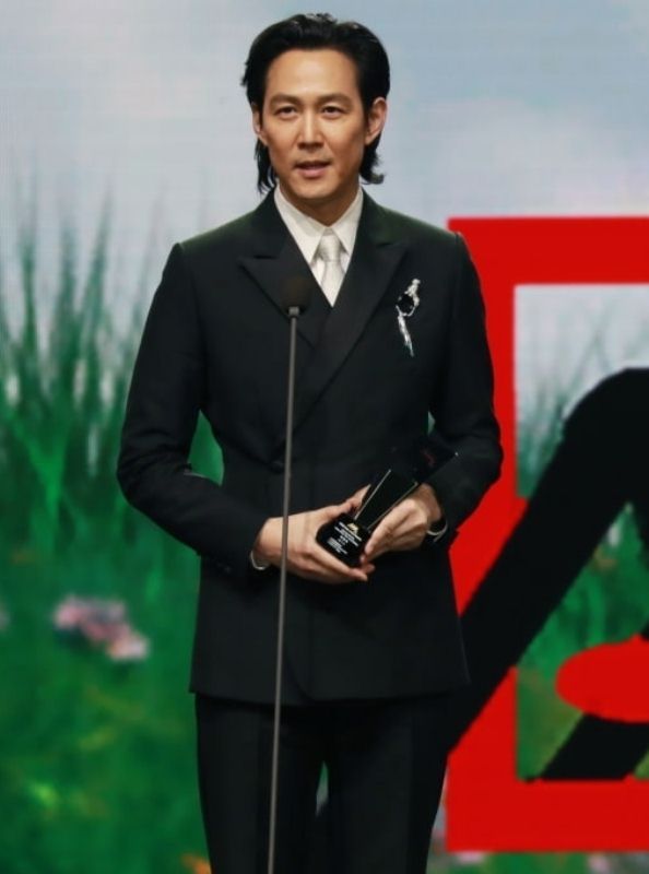 Lee Jung-jae during his award acceptance speech at Asia Artist Awards