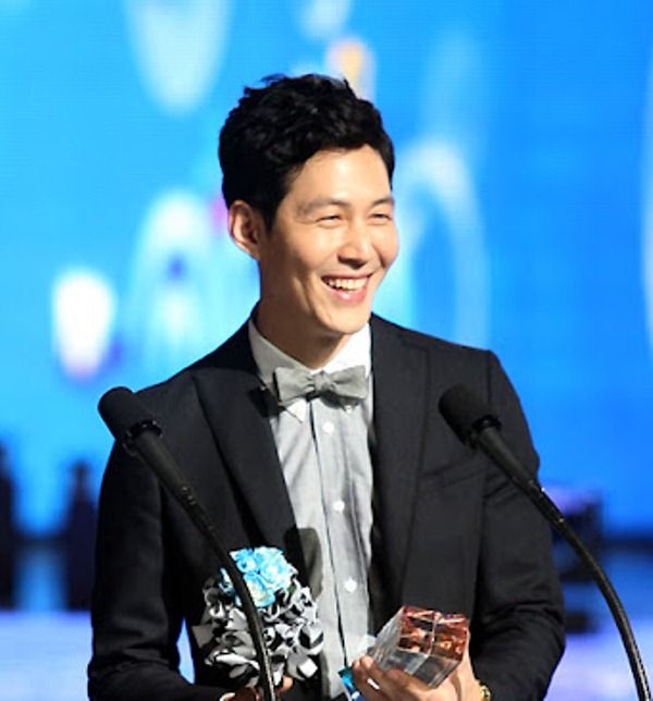 Lee Jung-jae during his award acceptance speech at the Mnet 20's Choice Awards