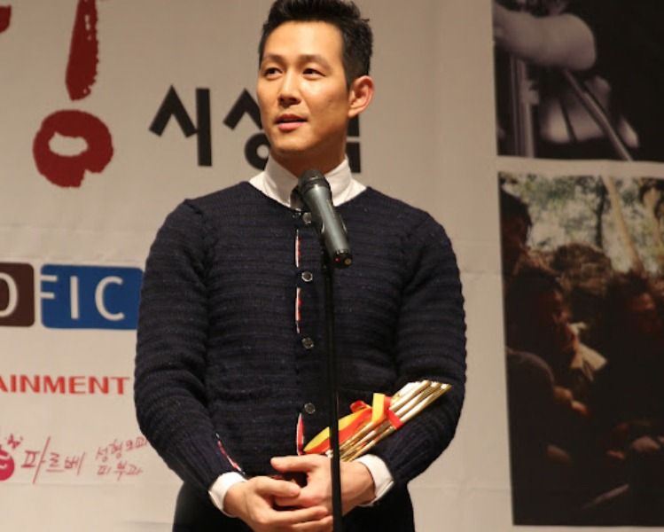 Lee Jung-jae giving his acceptance speech at Korean Association of Film Critics Awards