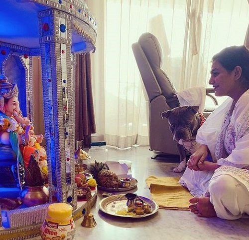 Manisha Yadav with an idol of Lord Ganesha