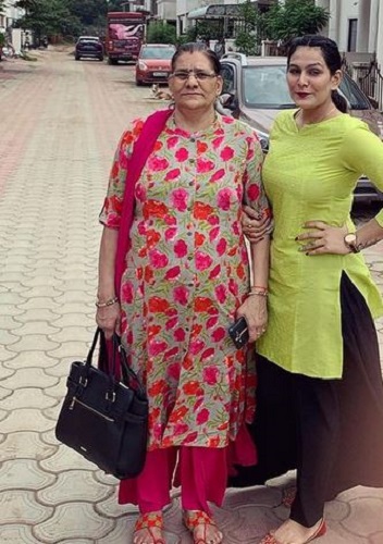 Manisha Yadav with her mother
