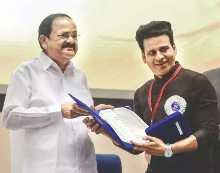 Manoj Bajpayee receiving the National Film Award for Bhonsle
