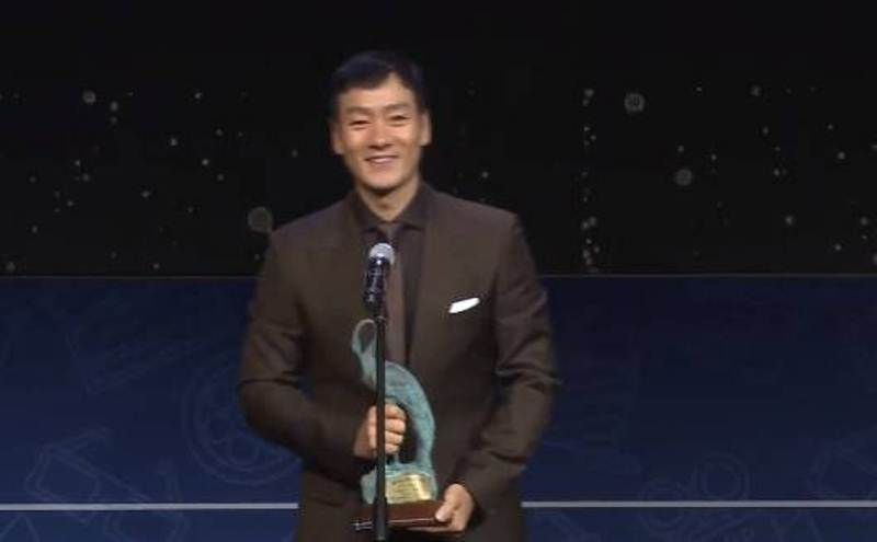 Park Hae-soo giving acceptance speech at the Chunsa Film Art Awards
