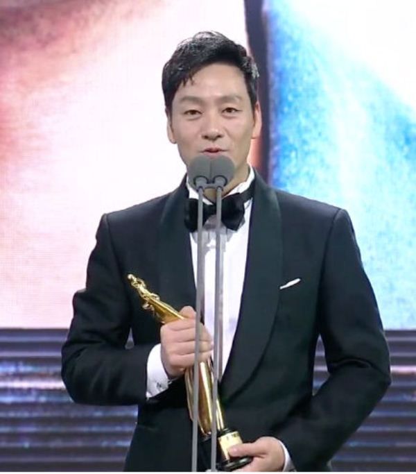 Park Hae-soo while giving his award acceptance speech at The Seoul Awards