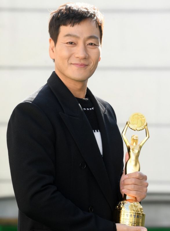 Park Hae-soo with his Blue Dragon Film Award