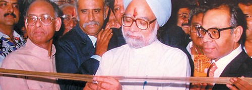 S. P. Hinduja (right) at the inauguration of IndusInd Bank with the then Minister of Finance Manmohan Singh in 1994